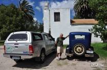O Joca, pai do Rodrigo, mata a saudade de carros da época de seu pai, em Colonia del Sacramento, no sul do Uruguai